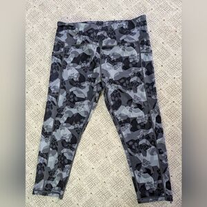 Constantly Varied Gear gray skull leggings capri length XL